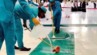 Quickest Cleaning Service In the World at Masjid Al Haram _ Makkah Live