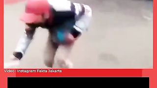 Bus berhenti di rel KAI