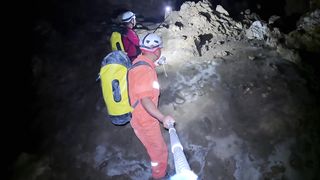 The young man and his team were too brave to enter the Yin Mountain Cave to explore and discover "Hundred Ghosts Walking at Night"