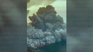 Stromboli volcano eruption! Lava is falling from the sky!