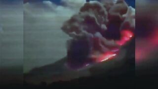 The eruption of the volcano Semeru in Indonesia! Evacuation footage!