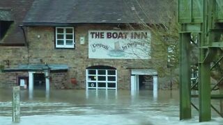 URGENT! The British are preparing for a long flood!