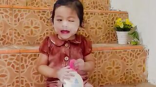 Funny Video Baby Nada Mandi Bedak