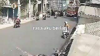 Yang ngilu jangan liat Kecelakaan Motor ditabrak truk besar