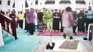 A young man attacks the imam during prayer