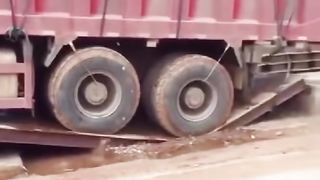Truck fail compilation! 【E1】-Top crazy heavy load trucks