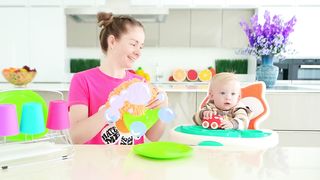 Oliver and Roma pretend play with toy washing mchine