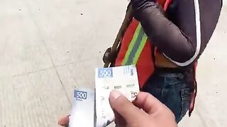 Millonario regala fajo de billetes a lavacoches honesto para salvar a su esposa ????