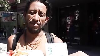 Millonario pone a prueba a jovencita de la calle por un plato de comida y le da un fajo de billetes????