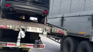 this is how a tow truck tows a tow truck tows a private car