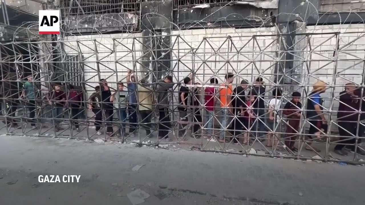 Desperate Palestinians queue for bread at bakery in Gaza City amid ...