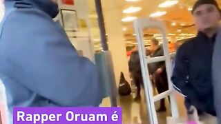 O rapper Oruam contou ter sido constrangido por policiais durante visita a um shopping em Portugal.