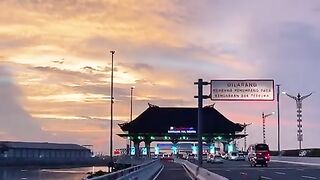 Tiba tiba kangen sunset di Jalan Tol Bali Mandara????#balikami #sunsetlovers #tolbali