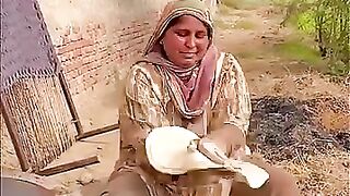 Village Aunty mkaing a beautiful chapati