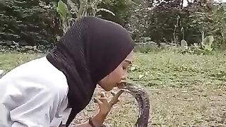 Beautiful girl who conquers cobra snakes