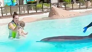 Dancing_clapping_Dolphin_and_splashing_water_on_kids_so_cute(480p).
