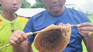 Chinese honey sellers film a clip to prove that the quality of the honey is 100% natural ????