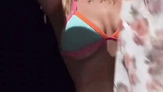 Flashing boobs in live :)