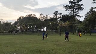 KIDS PLAY FOOTBALL FOR FUN. Friend like macthp