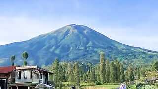 along the Sindoro mountain road