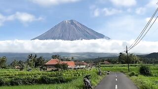 Susasana dibawah gunung yang indah