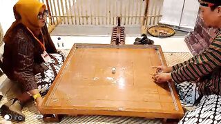 playing carrom