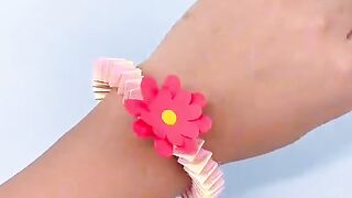 Make a beautiful flower bracelet with paper strips, come and try it together