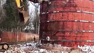 The demolition process of the crushing excavator