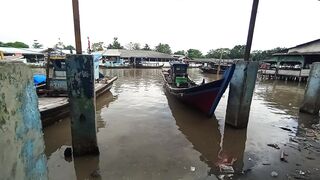 Perahu penangkap ikan dan pelelangan ikan