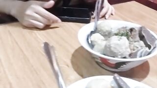 Mpong makan bakso teman teman