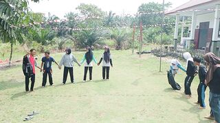 Estafet Sarung Funny Games in the school