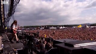 Haim performs Fleetwood Mac's Oh Well live at T in the Park - BBC