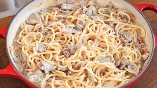 Spaghetti with creamy mushroom sauce, complemented by sun-dried tomatoes!