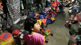 Mainannya banyak sekali, Balita lucu beli mainan anak di toko mainan anak 2