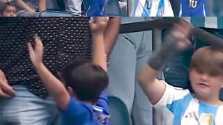 Messi spots  his family in the stands and it.s beautiful