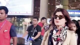 Twinkle Khanna asks paps to Stop Recording at airport #twinklekhanna #short #youtubeshort #shorts #trending #viral #shortvideo