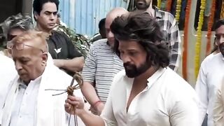 Himesh Reshammiya at his father Vipin Reshammiya's funeral #himeshreshammiya #shorts #viral #youtubeshorts #trending #shortvideo