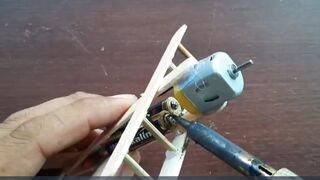 ‏How to make an airplane that runs on AA batteries