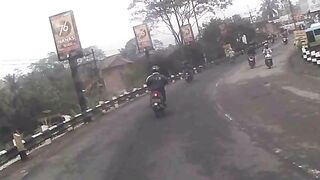 Berjalan ditengah kemacetan karena pembangunan jalan