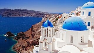 Top 2 Stunning Tourist Destinations to Visit: Santorini, Kyoto, and Queenstown