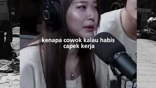 Pria itu diam