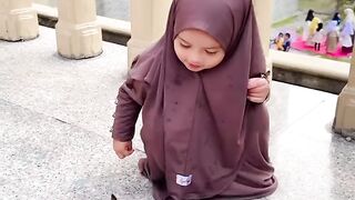 Anak soleha pecinta kucing????masyaallah syakila gmes bgeut pakek kaftan kancig????