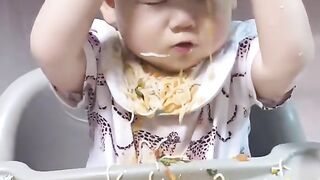 Wkwkwkwkw... The moment when the baby is told to feed himself.