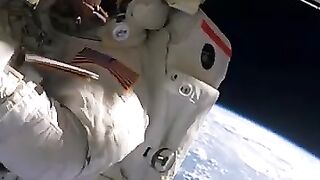 salah satu tugas astronot di luar angkasa