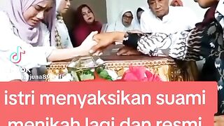 Istri menyaksikan suami menikah lagi