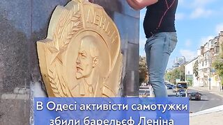 ДЕМОНТИРАТ ПАМЕТНИКА НА ЛЕНИН В ОДЕСА