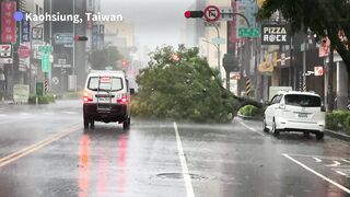 Typhoon Krathon batters Taiwan's south as it makes landfall _ AFP.