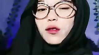 Video qistina raisah viral 2 jari twitter