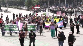 Women start marching in Mexico City in defence of abortion rights .