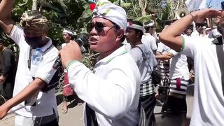 Solidarity between Semeton Tangkas Kori Agung & Arya Kuta Waringin while carrying Bade Mas to Setra, Angantelu Traditional Village